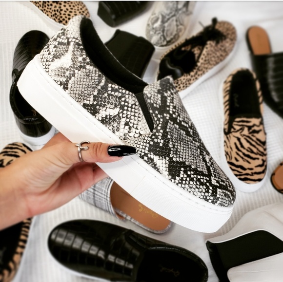Shoes - 🆕️//The Zorah// slip on snake print sneaker